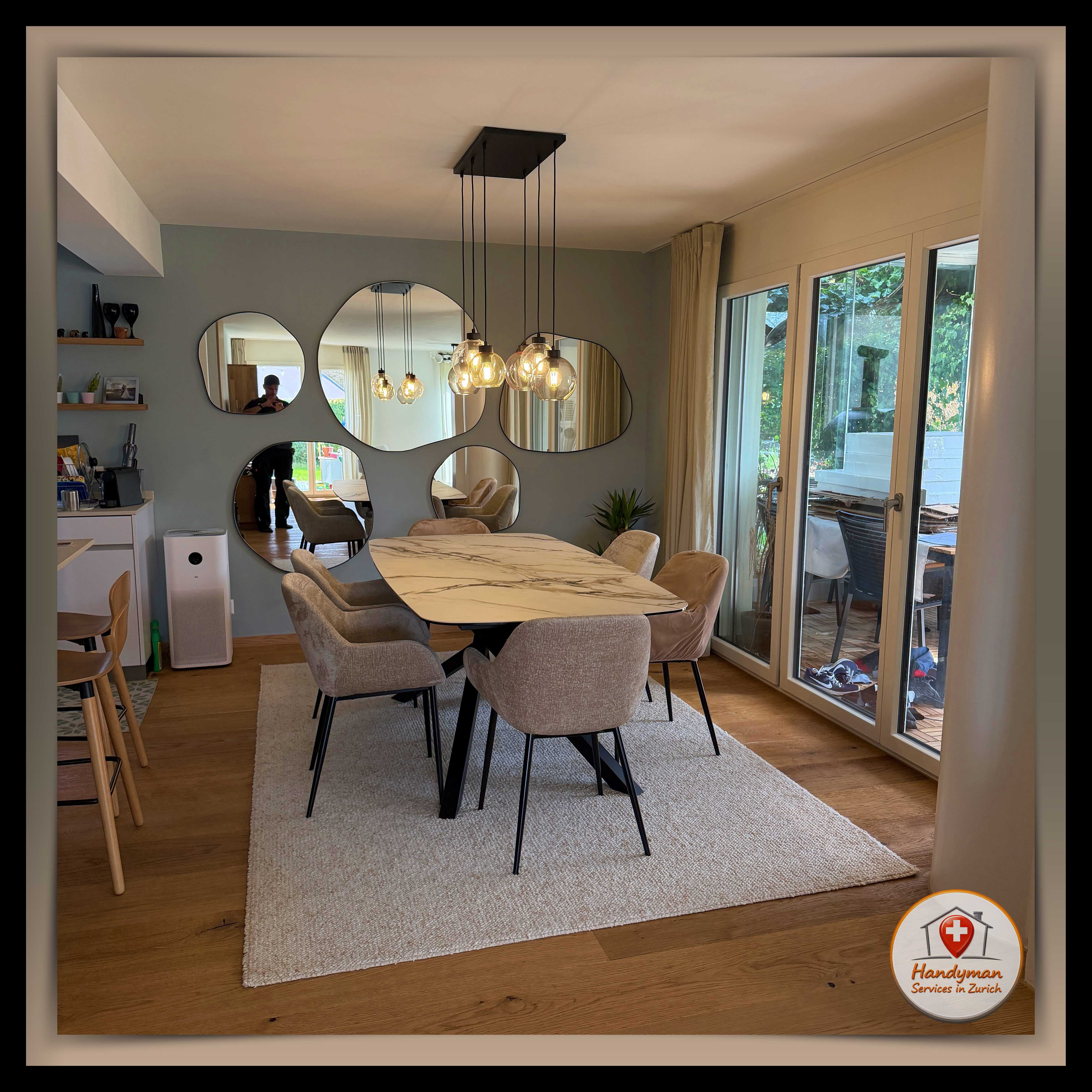Set of desigual mirrors for open dining room
